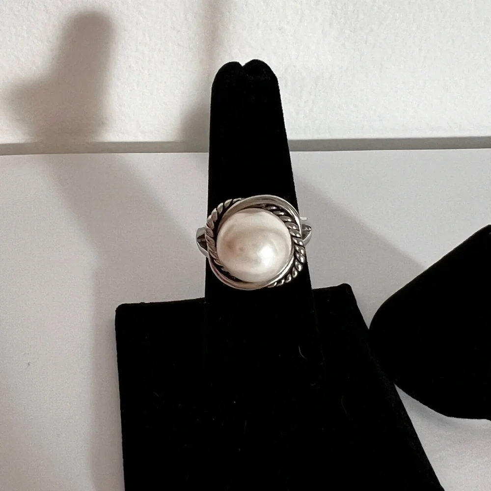 Pearl ring and earring set creamy luster in color not sure of the metal - Picture 3 of 9